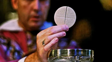 Vaticano establece medidas de control para evitar abusos contra la Eucaristía