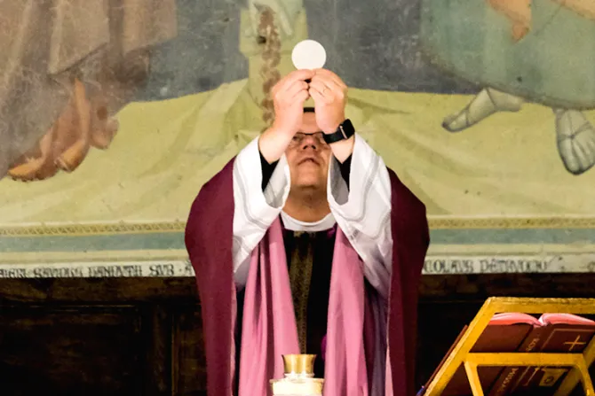 Que pocos católicos crean en Eucaristía es un llamado de atención, expresa obispo