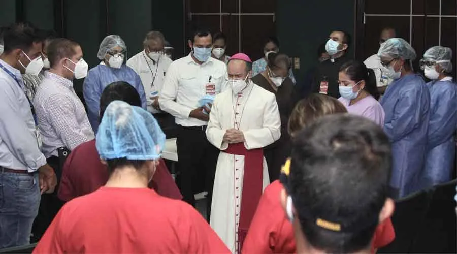 Mons. Eugenio Lira Rugarcía visita Hospital General de Reynosa. Crédito: Twitter / @MonsLira.?w=200&h=150