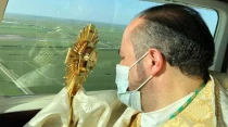 Mons. Eugenio Lira Rugarcu00eda da la bendiciu00f3n con el Santu00edsimo Sacramento desde una avioneta. Cru00e9dito: Diu00f3cesis de Matamoros.
