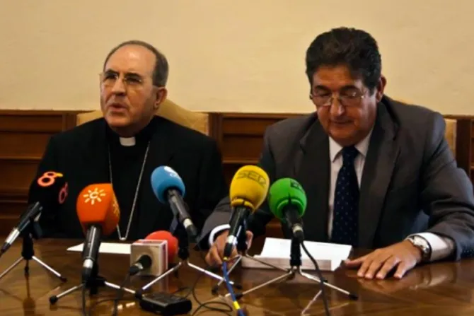 Arzobispo recibe en nombre de Cáritas aportación del 'euro solidario colegial' del Colegio de Abogados