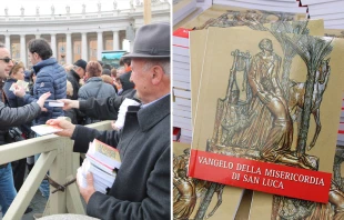 Algunos abuelos y voluntarios reparten el regalo del Papa. Foto: ACI Prensa 