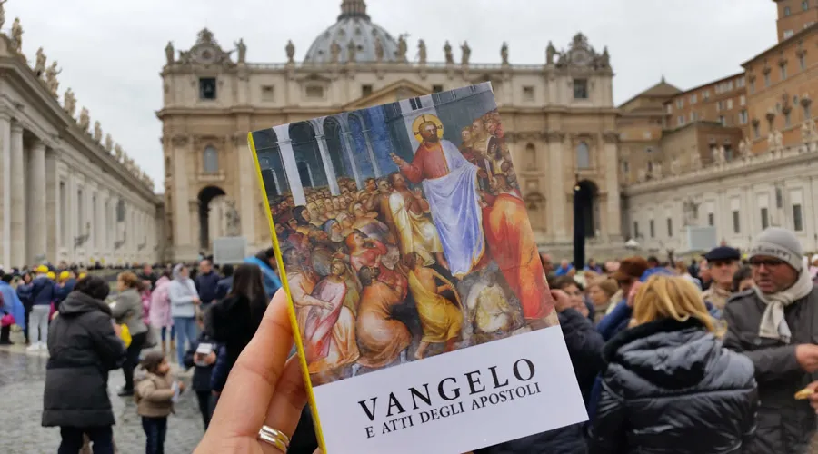 Evangelio que regaló el Papa Francisco hoy. Foto: Martha Calderón / ACI Prensa.?w=200&h=150