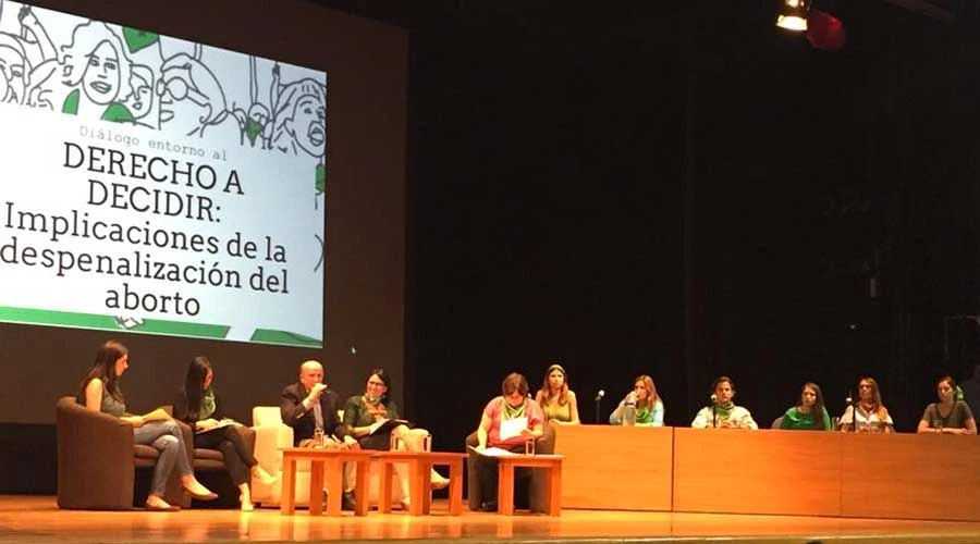 Activistas a favor del aborto y rector del ITESO, P. José Morales Orozco, en conversatorio "Diálogo en torno al derecho a decidir". Foto: Facebook / ITESO.?w=200&h=150