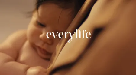 Compañía de pañales lanza anuncio que celebra la vida de los niños por nacer