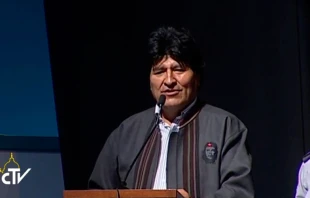 Evo Morales usa una chaqueta del Chu00e9 en el encuentro del Papa con los movimientos populares en Santa Cruz. Captura Youtube 