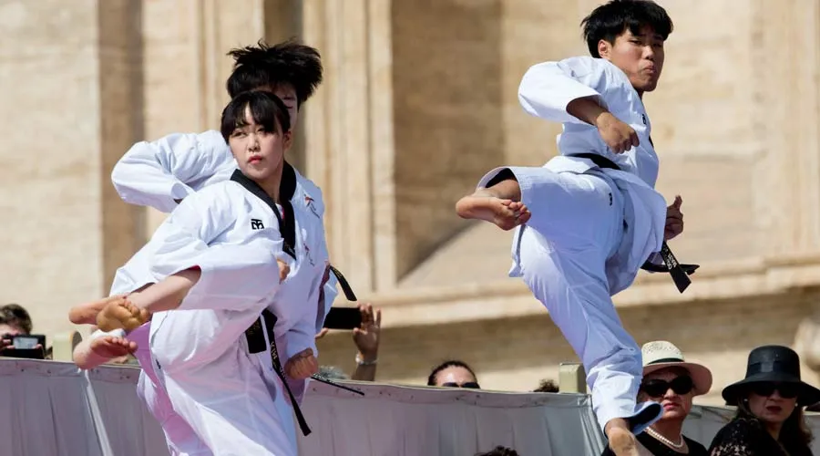 Exhibición de Taekwondo hace vibrar al Papa Francisco y miles de fieles en Plaza San Pedro