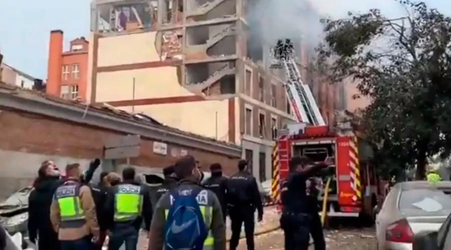 Violenta explosión destruye edificio parroquial en el centro de Madrid