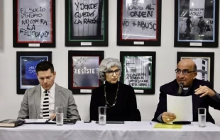 Inauguraciu00f3n de la muestra fotogru00e1fica de Mons. Chomali. Cru00e9dito: Conferencia Episcopal de Chile 