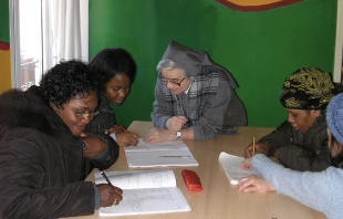 Hija de Maru00eda Auxiliadora enseu00f1ando italiano. (Imagen referencial). Cru00e9dito: Cortesu00eda HMA 