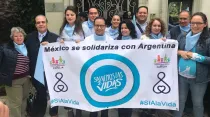 Manifestación en exterior de embajada de Argentina en México. Foto: Cortesía Frente Nacional por la Familia.