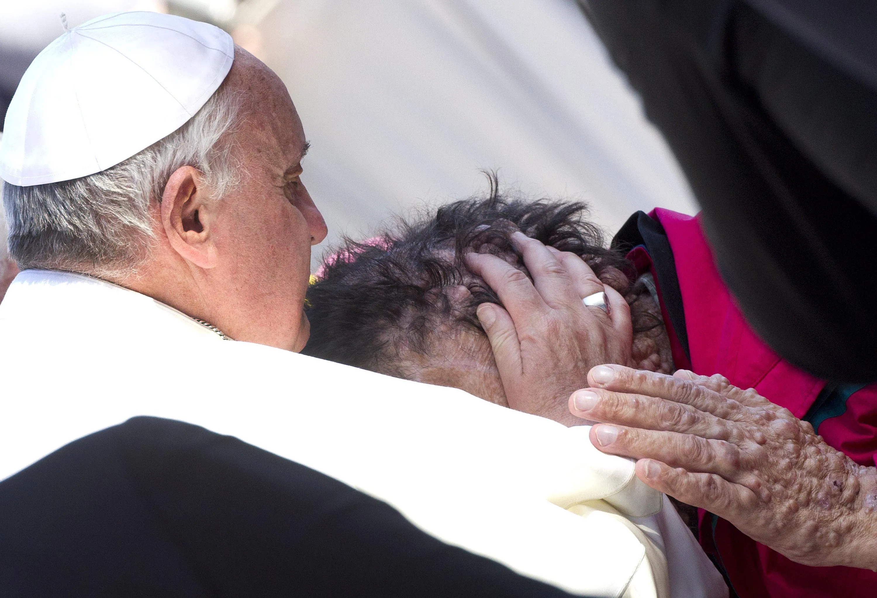 El Papa bendice a una persona enferma. Foto: ANSA/CLAUDIO PERI