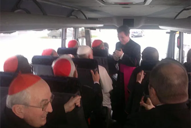 El Papa Francisco sigue usando el autobús
