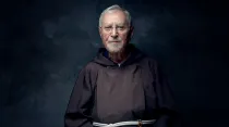 El franciscano Fr. Marciano Morra interviene en la película "Purgatorio". Crédito: Bosco Films