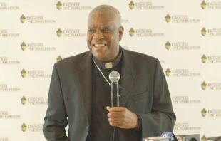 Mons. Jacques E. Fabre, Obispo electo de Charleston, en la rueda de prensa de hoy. Cru00e9dito: Diu00f3cesis de Charleston 