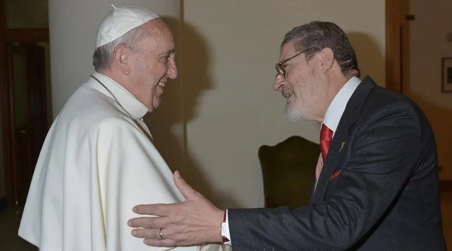 El Papa Francisco con el doctor Fabrizio Soccorsi. Foto: Vatican Media