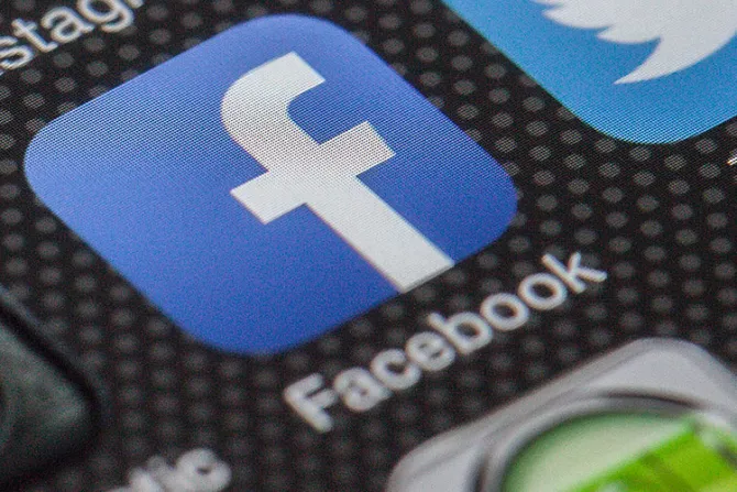 Facebook explica por qué bloqueó decenas de páginas católicas