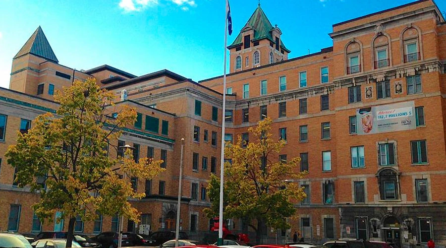 Fachada Hospital Saint Sacrement en Québec, Canadá. Foto: Judicieux (Own work) [CC BY-SA 4.0], vía Wikimedia Commons ?w=200&h=150