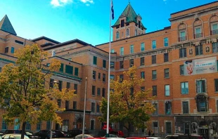 Fachada Hospital Saint Sacrement en Quu00e9bec, Canadu00e1. Foto: Judicieux (Own work) [CC BY-SA 4.0], vu00eda Wikimedia Commons  