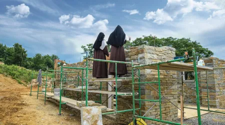 Monjas de clausura construyen monasterio siguiendo “visión” de Santa Teresa de Ávila