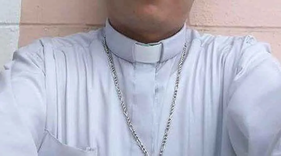 Fragmento de foto de falso sacerdote difundida por la Arquidiócesis de Xalapa.