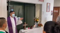 Captura de video de “Alejandro”, quien se hace pasar por sacerdote en la Arquidiócesis de Acapulco. Crédito: Catedral de Nuestra Señora de la Soledad