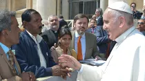 El abogado, el esposo y la hija de Asia Bibi con Ignacio Arsuaga de HazteOír saludan al Papa Francisco este miércoles en el Vaticano. Foto Servicio Fotográfico Vaticano