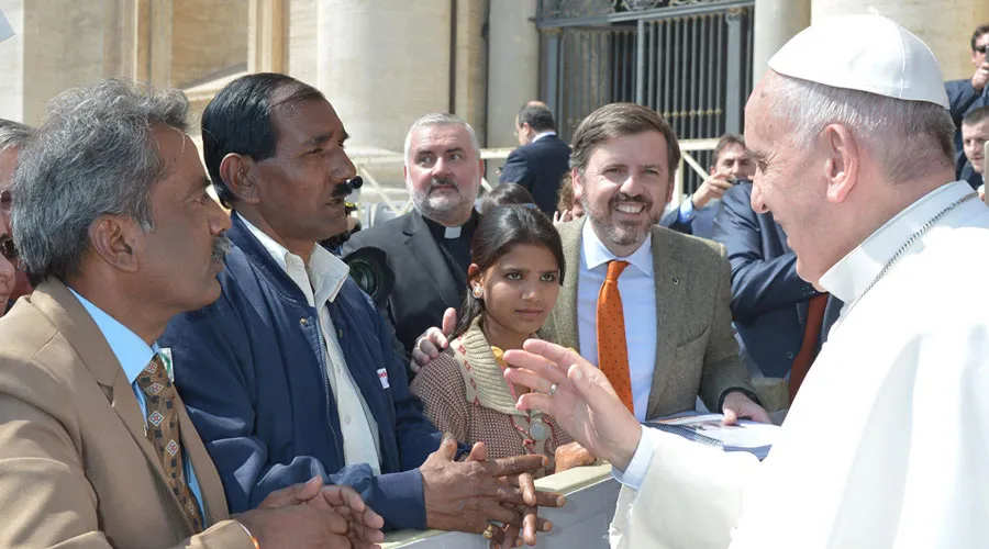 El abogado, el esposo y la hija de Asia Bibi con Ignacio Arsuaga de HazteOír saludan al Papa Francisco en el Vaticano en abril de 2015. Foto Vatican Media
