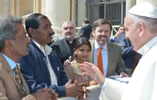 El abogado, el esposo y la hija de Asia Bibi con Ignacio Arsuaga de HazteOu00edr saludan al Papa Francisco en el Vaticano en abril de 2015. Foto Vatican Media 