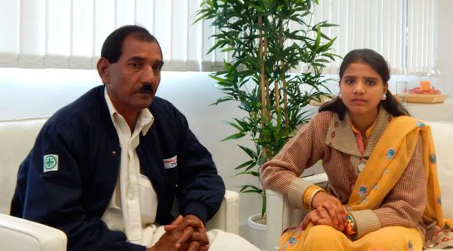 Ashiq Masih, esposo de Asia Bibi junto con su hija menor, Eisham. Foto: ACI Prensa.?w=200&h=150