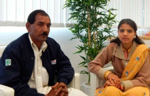 Ashiq Masih, esposo de Asia Bibi junto con su hija menor, Eisham. Foto: ACI Prensa. 