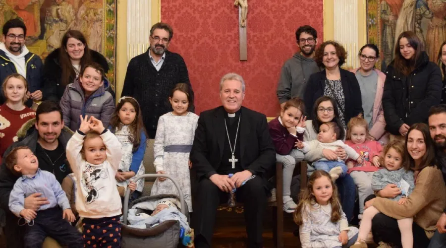 Algunos miembros de la familia Campomar Hernando junto con el Arzobispo de Burgos, Mons. Mario Iceta. Crédito: Archidiócesis Burgos (España)