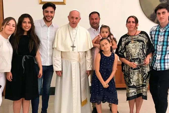 Papa Francisco casa en el Vaticano a una pareja de América Latina
