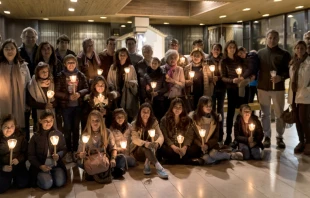 Maru00eda u00c1ngeles y Juan junto a los miembros de su familia en Fu00e1tima. Foto: Daniel Ibu00e1u00f1ez / ACI Prensa 