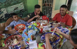 Familia centroamericana recibiendo la donaciu00f3n de CRS. Cru00e9dito: CRS 