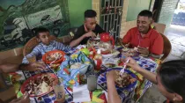 Familia centroamericana recibiendo la donación de CRS. Crédito: CRS