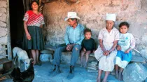 Familia hondureña frente a su casa de adobe cerca de Tegucigalpa, Honduras. Crédito: Shutterstock