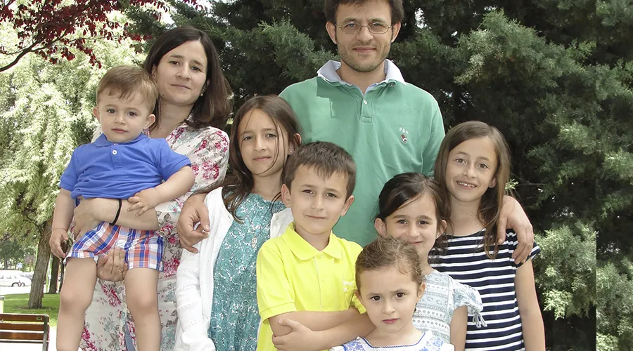 Familia Palacios Francés en el año 2015, cuando tenían 6 hijos. Posteriormente han nacido dos más. Crédito: Diócesis de Burgos (España).