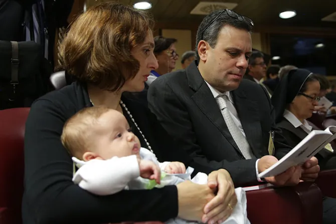 VIDEO: Conoce al bebé que cautiva al Papa Francisco y a los obispos en el aula del Sínodo