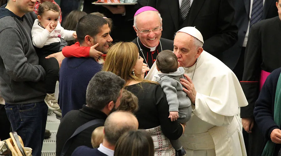 El Papa con una familia. Foto: ACI Prensa