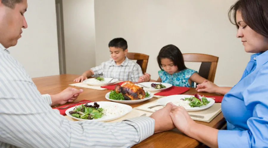 Una familia reza para bendecir los alimentos. Foto Pixabay dominio público?w=200&h=150