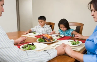 Una familia reza para bendecir los alimentos. Foto Pixabay dominio pu00fablico 