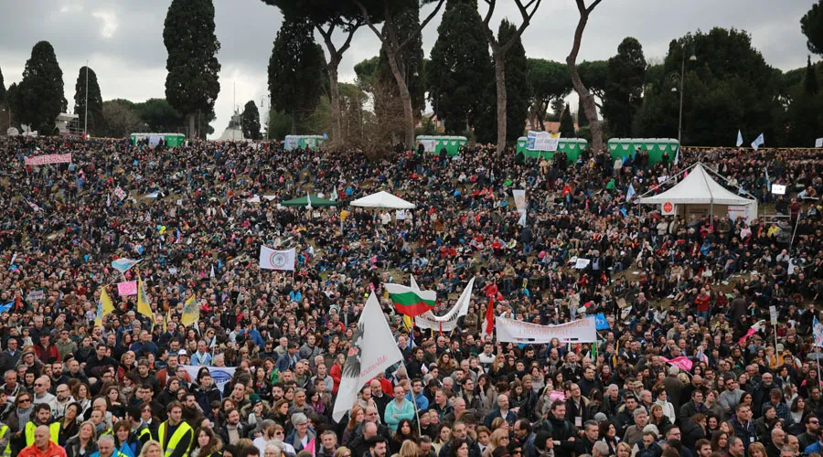 Miles de personas hoy en defensa de la familia en Roma. Foto: Alexey Gotovskiy / ACI Prensa?w=200&h=150
