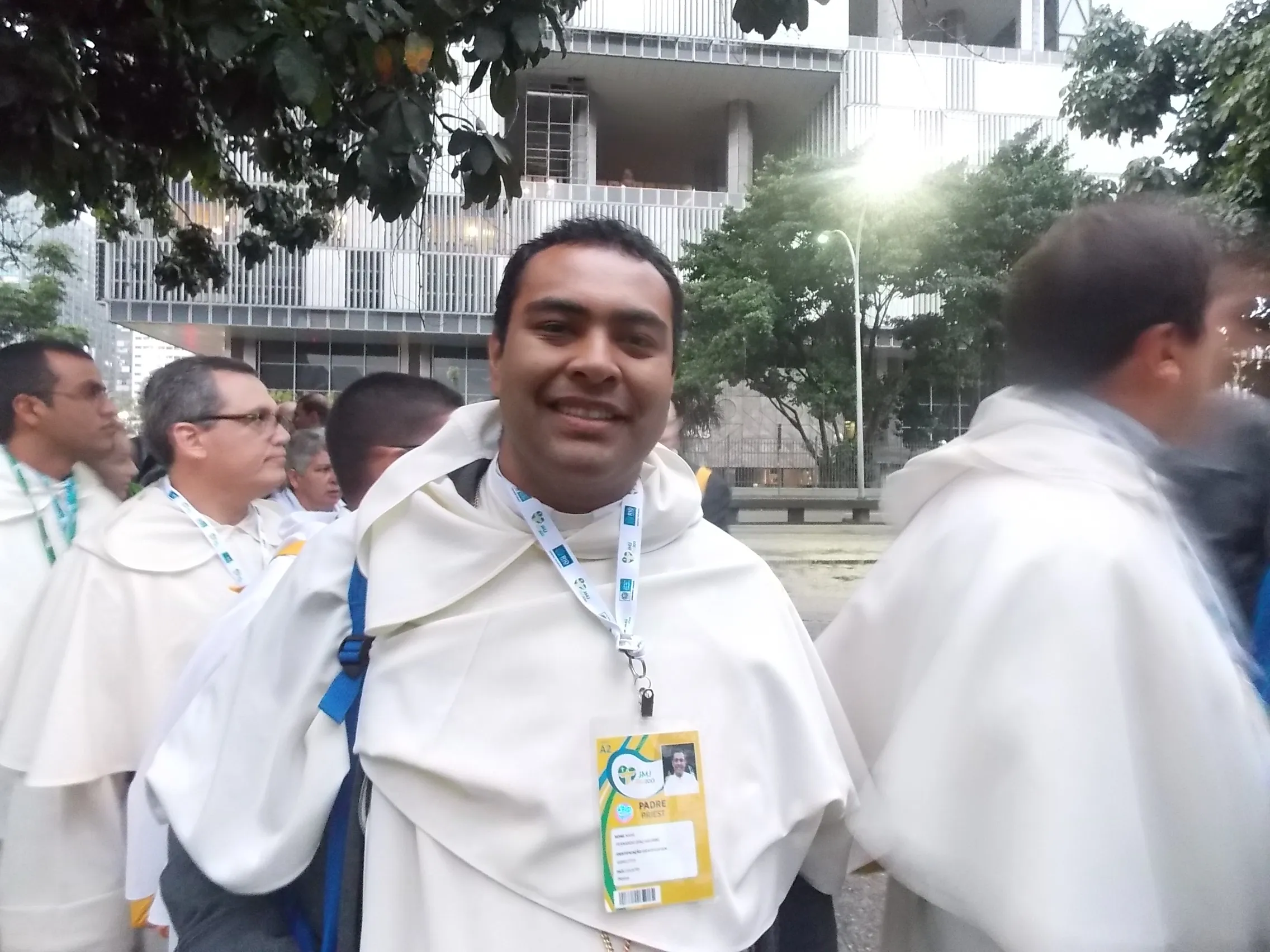 Padre Fernando Díaz en la fila para entrar a la Catedral (foto ACI Prensa)?w=200&h=150