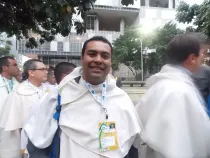 Padre Fernando Díaz en la fila para entrar a la Catedral (foto ACI Prensa)