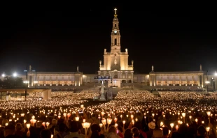 La multitudinaria Procesiu00f3n de las velas en el Santuario de Fu00e1tima. Cru00e9dito: Ricardo Perna / Shutterstock. 