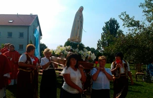 Procesiu00f3n en las afueras del Santu00edsima Virgen Maru00eda de Fu00e1tima en Krisovychi (Ucrania)/ Cru00e9dito: Arquidiu00f3cesis Catu00f3lica Romana de Lviv 
