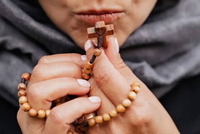Mujer narra cómo la fe y la oración ayudan a su hermana a sobrellevar el párkinson