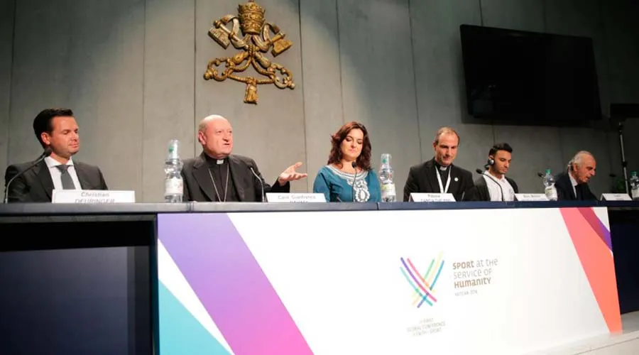 Reunión informativa sobre la Primera Conferencia Global Fe+Deporte, en la sala de prensa de la Santa Sede / Fotografía: Daniel Ibañez ?w=200&h=150