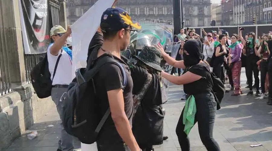 Violenta feminista ataca a policía y a providas reunidos en el exterior de la Catedral Metropolitana de México. Crédito: David Ramos / ACI Prensa.